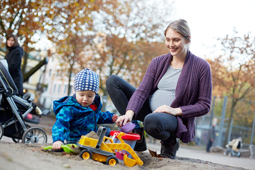 Kind spielt auf dem Spielplatz