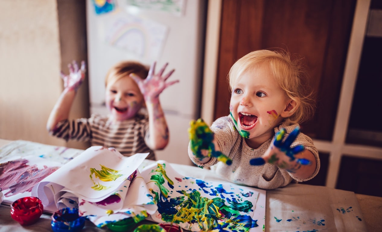 Kind spielt auf dem Spielplatz