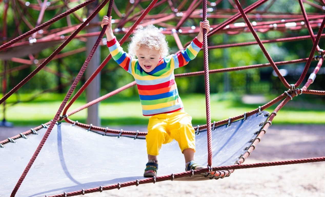 Kind spielt auf dem Spielplatz